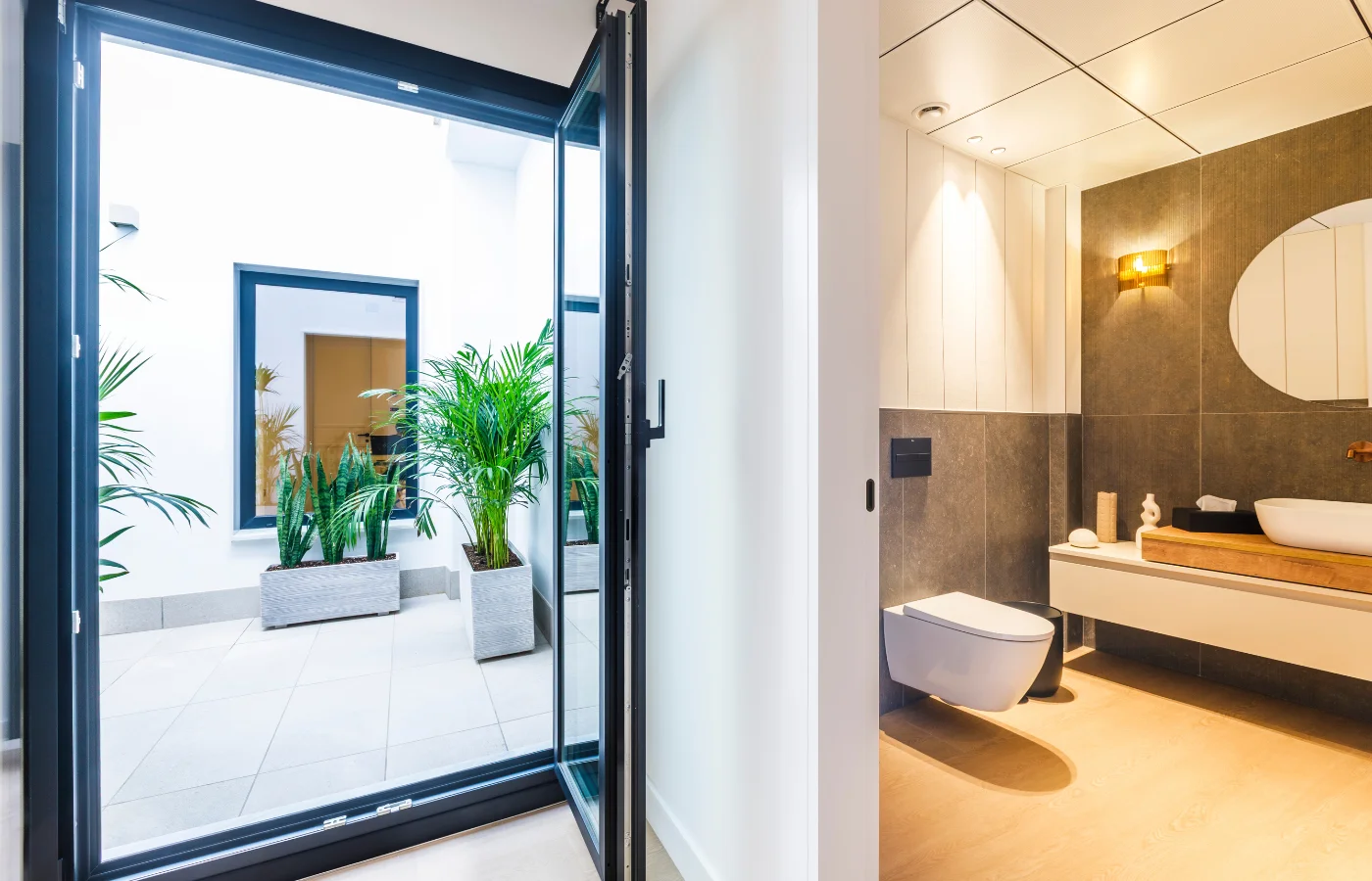 Patio y baño propio de la sala